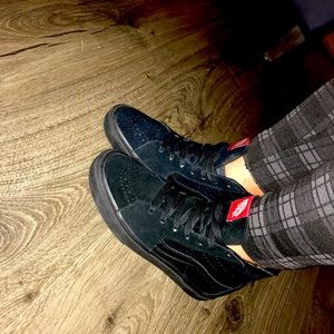 Vans shoes size: men: 5.5 womens: 7.0 gently used color black